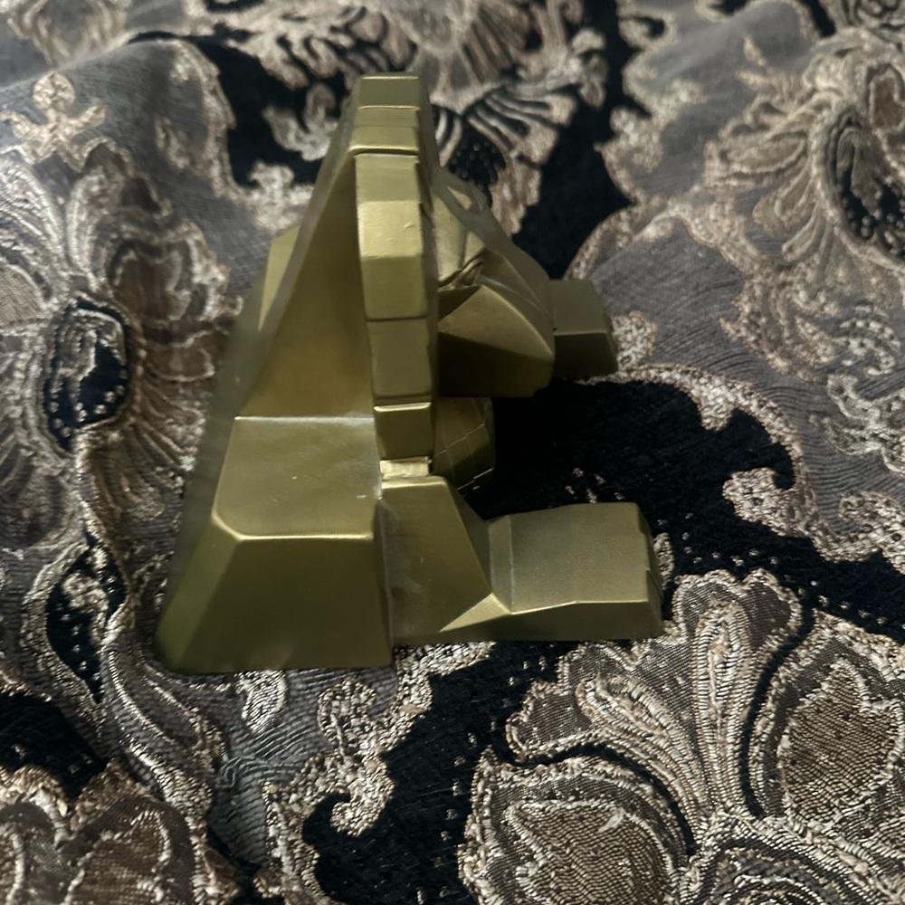 Bank MGM gold lion size smalll
